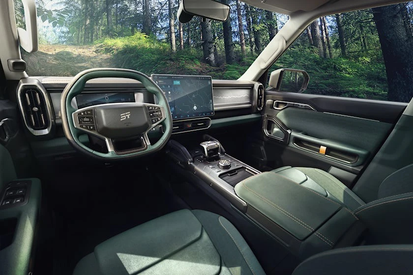 Xe được trang bị màn hình thông tin giải trí cỡ lớn, thiết bị kỹ thuật số, ghế bọc da. Ảnh: Carbuzz.