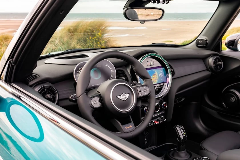 Xe có vô lăng bọc da Nappa có sưởi với khảm Seaside Edition. Ảnh: Carbuzz.