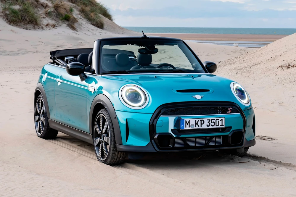 Xe có màu sơn caribbean Aqua tuyệt đẹp được kết hợp với bánh xe Pulse 18 inch. Ảnh: Carbuzz.