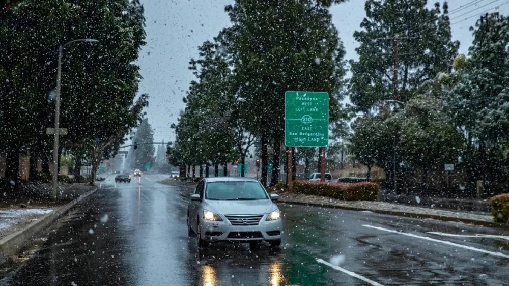 Lái xe ô tô trong thời tiết xấu cần bật đèn pha. Ảnh: Motorbiscuit. Lái xe ô tô trong thời tiết xấu cần bật đèn pha. Ảnh: Motorbiscuit.