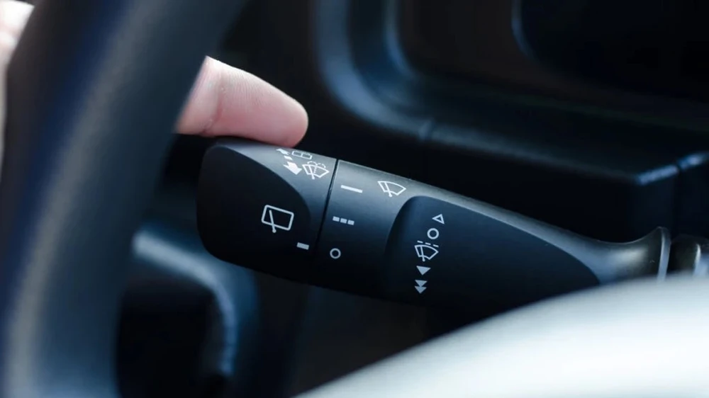 Nhớ bật đèn báo rẽ khi chuyển làn và chuyển cung đường khác. Ảnh: Motorbiscuit. Nhớ bật đèn báo rẽ khi chuyển làn và chuyển cung đường khác. Ảnh: Motorbiscuit.