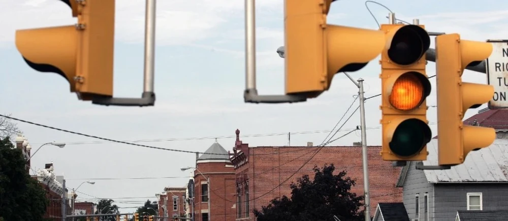 Lái xe an toàn là không vượt đèn vàng. Ảnh: Motorbiscuit. Lái xe an toàn là không vượt đèn vàng. Ảnh: Motorbiscuit.