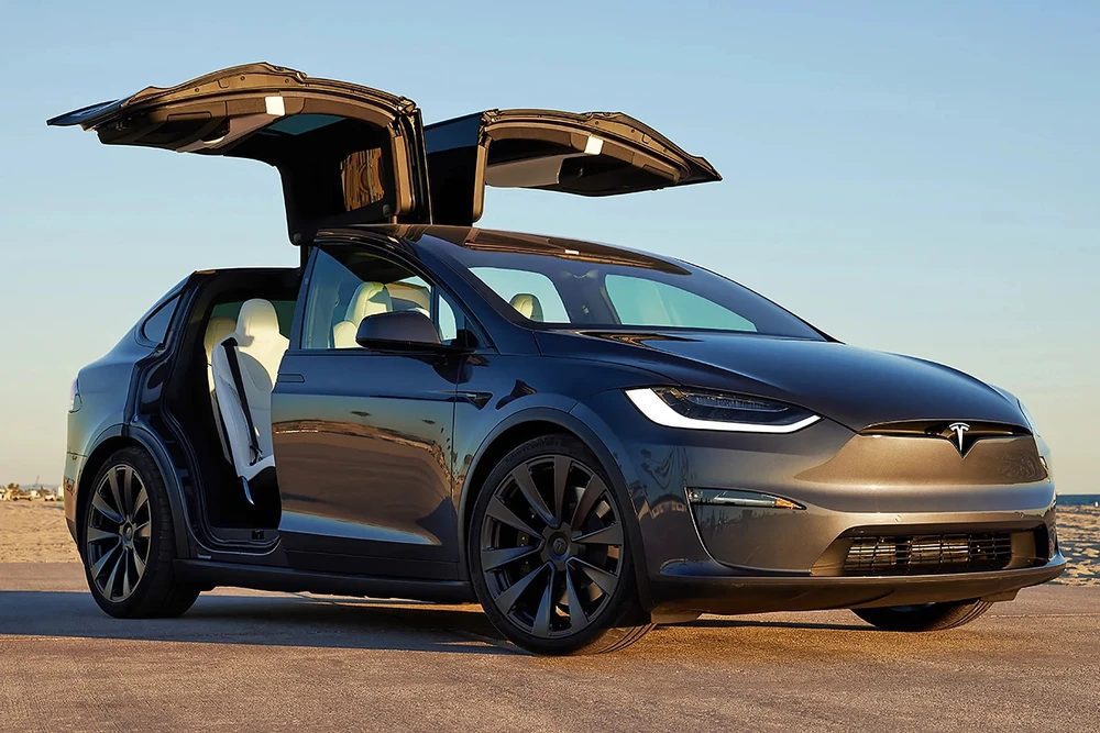 Chiếc xe này bị các vấn đề về hệ thống treo của nó (rất giống với Model S) và trục trặc với MCU. Ảnh: Hotcars.
