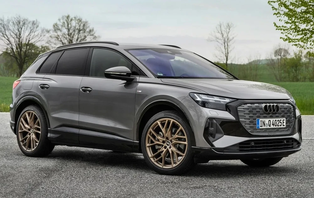 Audi Q4 e-tron là chiếc xe nhỏ gọn với giá 49.800 USD. Ảnh: Hotcars.