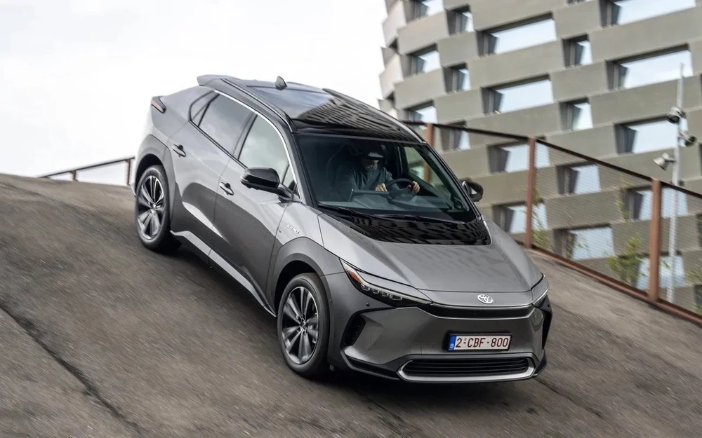 Chiếc Toyota bZ4X có giá 43.335 USD. Ảnh: Hotcars.