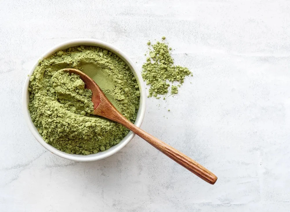 Matcha có chứa caffein nhưng nó cũng có chất L-theanine- hoạt động như một chất giảm căng thẳng. Ảnh: Shutterstock.