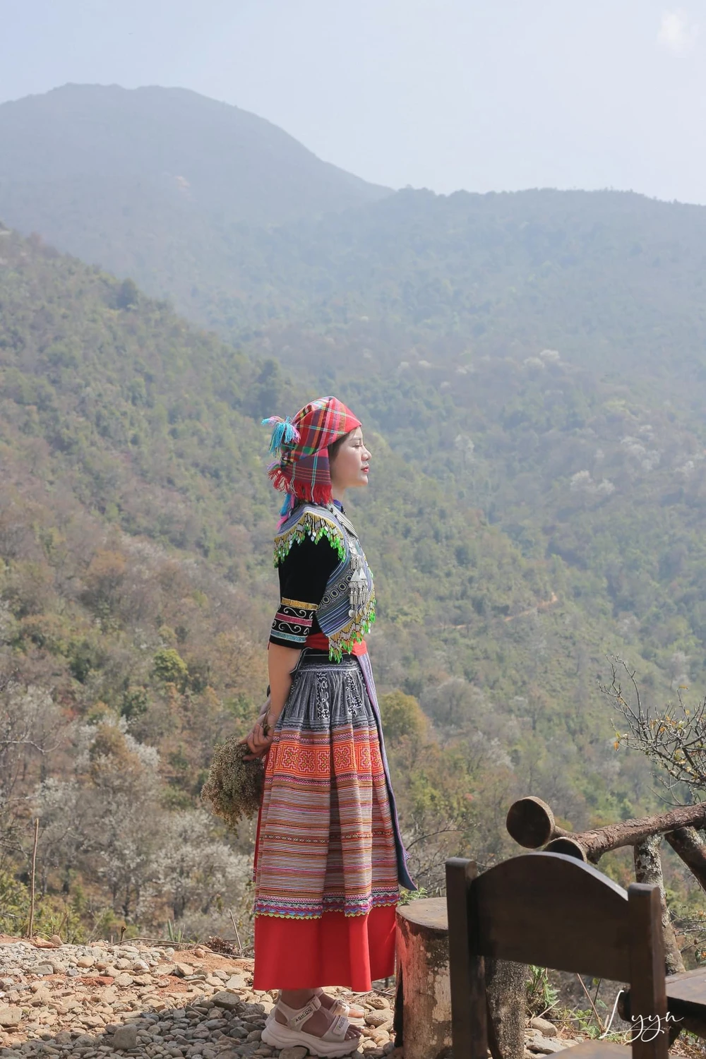 Rừng hoa sơn tra trắng muốt, trải dài trên những sườn núi. Ảnh: LẠC LẠC.