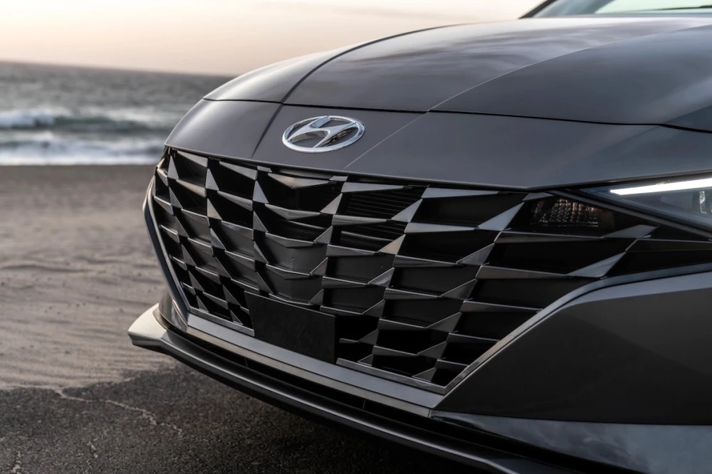 Elantra Limited Hybrid là phiên bản cao cấp nhất của chiếc sedan nhỏ gọn. Ảnh: Motorbiscuit.