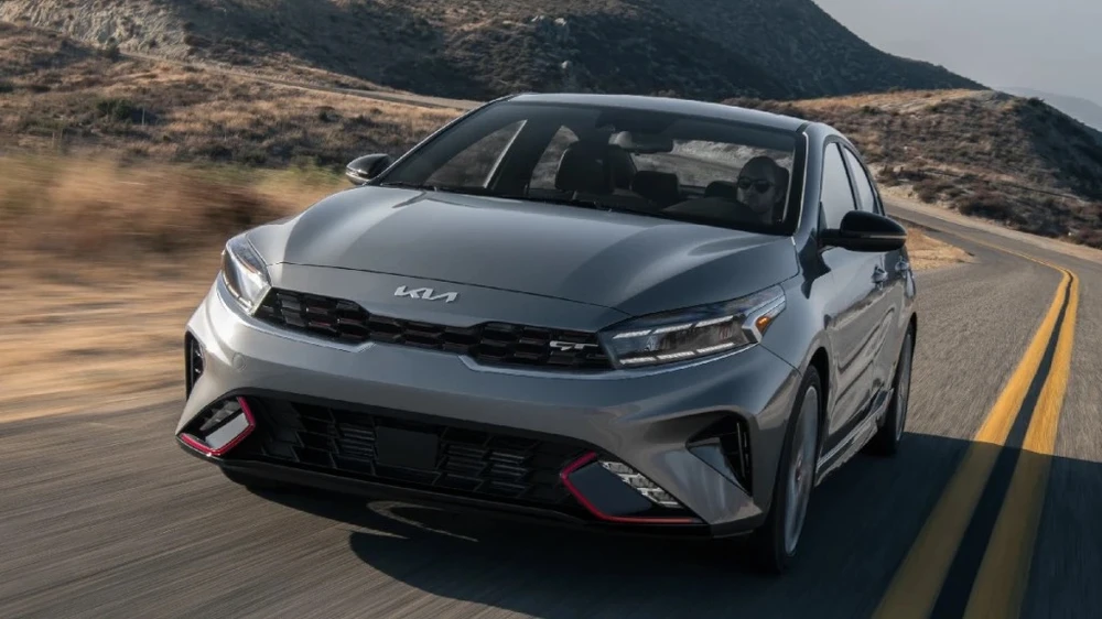 Kia Forte GT-Line với gói Sport Premium tùy chọn đưa một loạt các tính năng và công nghệ sang trọng. Ảnh: Motorbiscuit.