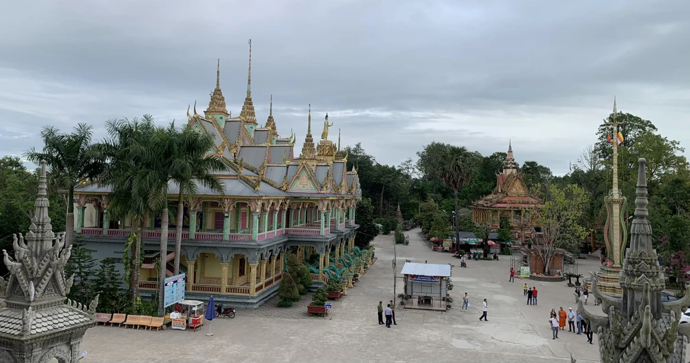 Chùa Som Rong (phường 5, TP Sóc Trăng) là điểm đến hấp dẫn cho người dân và du khách. Ảnh: PHƯƠNG LÊ. Chùa Som Rong (phường 5, TP Sóc Trăng) là điểm đến hấp dẫn cho người dân và du khách. Ảnh: PHƯƠNG LÊ.