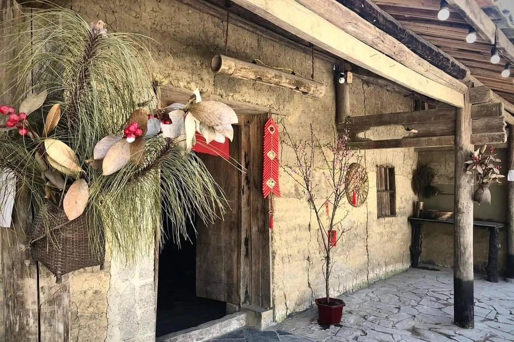 Làng cổ Thiên Hương với 100 năm tuổi, nổi tiếng với các ngôi nhà trình tường. Làng cổ Thiên Hương với 100 năm tuổi, nổi tiếng với các ngôi nhà trình tường.