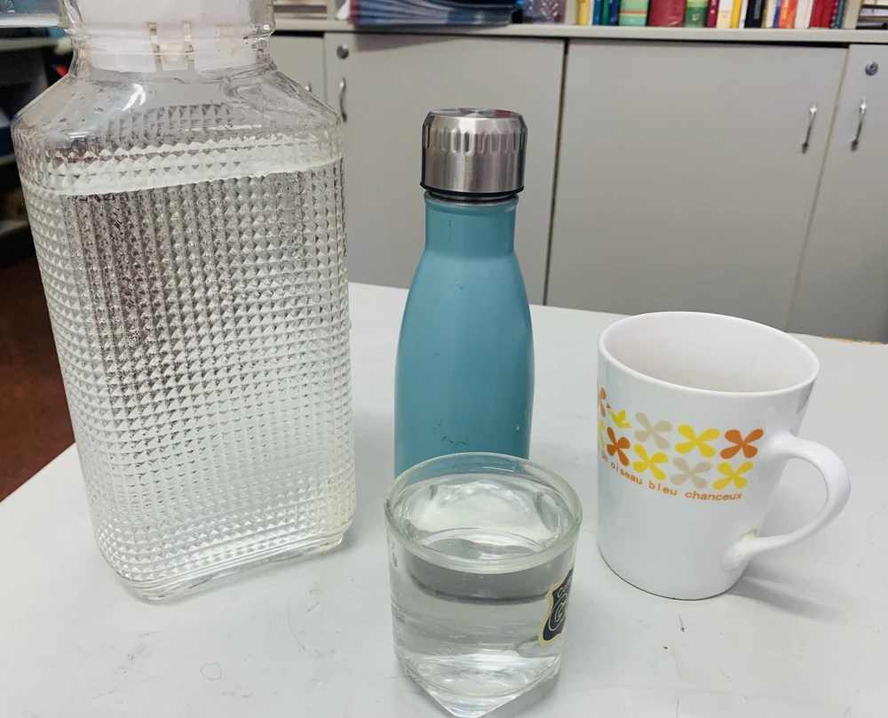 Mất nước có thể gây co giật, mất phương hướng và buồn ngủ. Ảnh: PHƯƠNG LÊ.