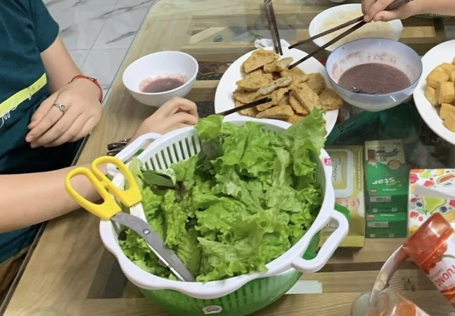 Các loại rau lá xanh như rau bina là nguồn cung cấp chất chống oxy hóa beta-carotene và lutein tốt. Ảnh: PHƯƠNG LÊ.