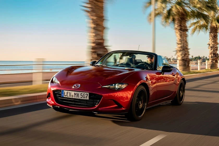 Mazda đạt được giải vàng vào năm 1989 khi ra mắt mẫu Miata do Shunji Tanaka thiết kế. Ảnh: Carbuzz.