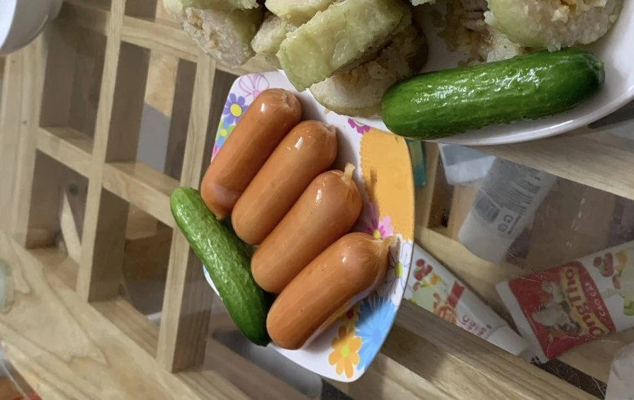 Xúc xích là một thực phẩm chứa đầy calo, muối và chất béo bão hòa. Ảnh: PHƯƠNG LÊ.