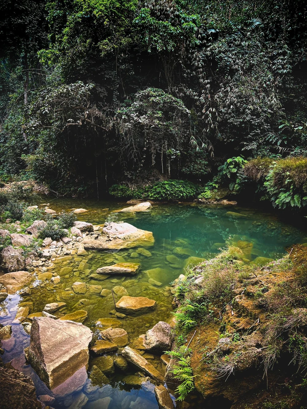 Nước ở thác Nàng Tiên có màu xanh ngọc bích. Ảnh: RYAN FROST.