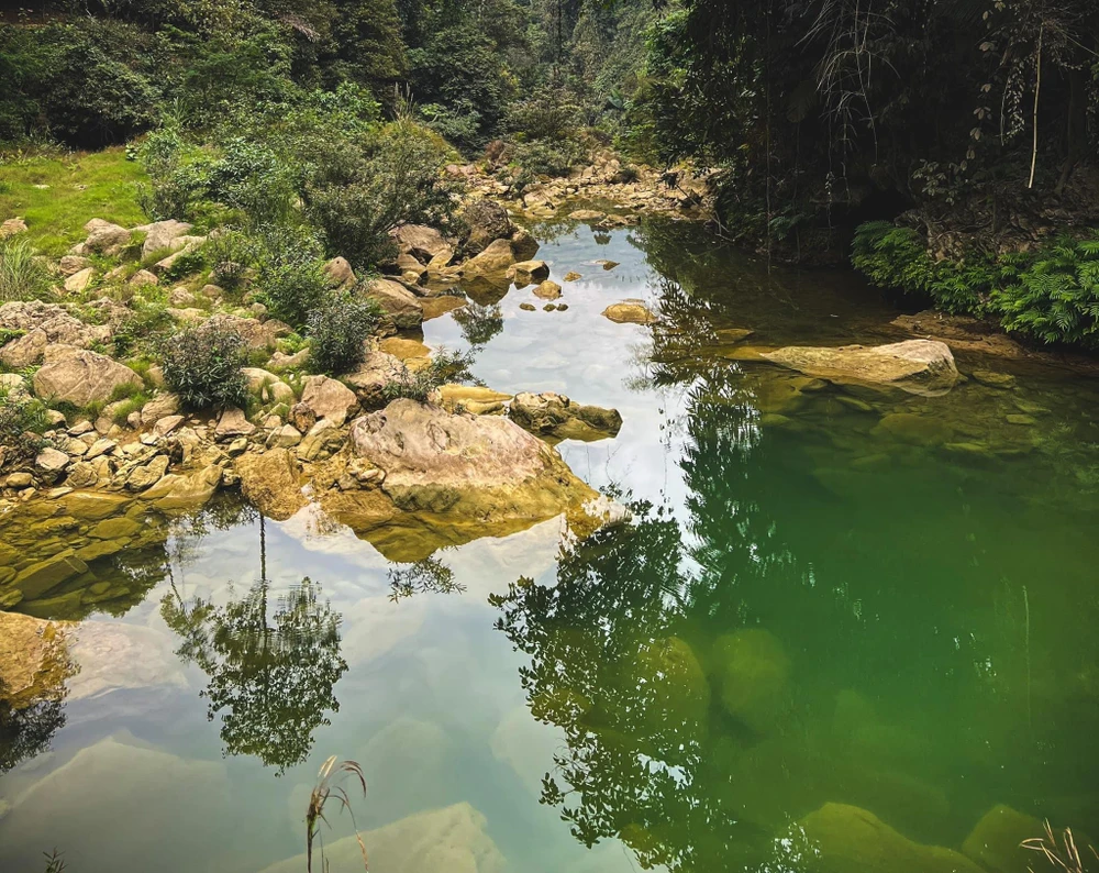 Thác Nàng Tiên ở bản Nà Chá, xã Chiềng Khoa, huyện Vân Hồ. Ảnh: RYAN FROST.