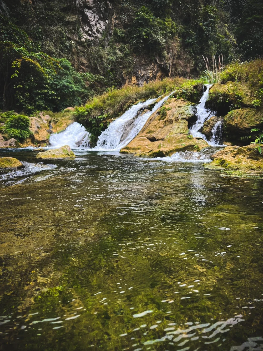 Thác Nàng Tiên nước chảy thành dòng như những dải lụa trắng. Ảnh: RYAN FROST.
