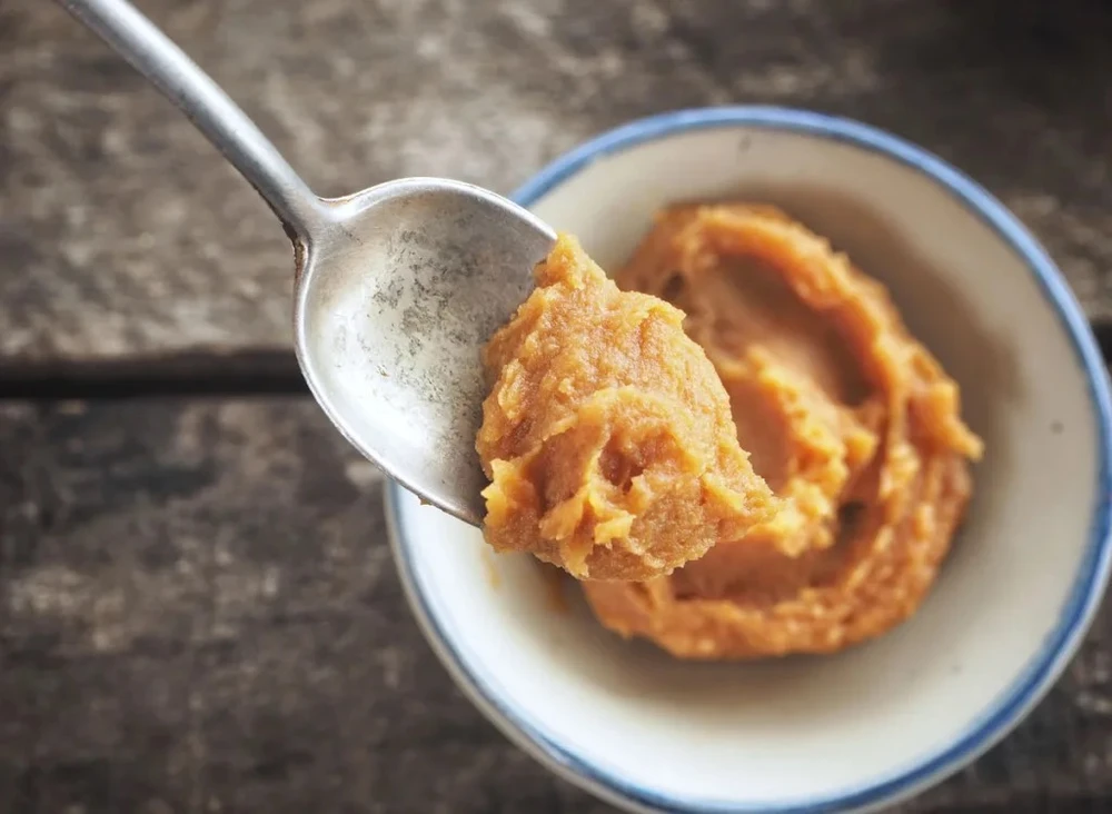 Miso là tương đậu nành lên men. Ảnh: Shutterstock.