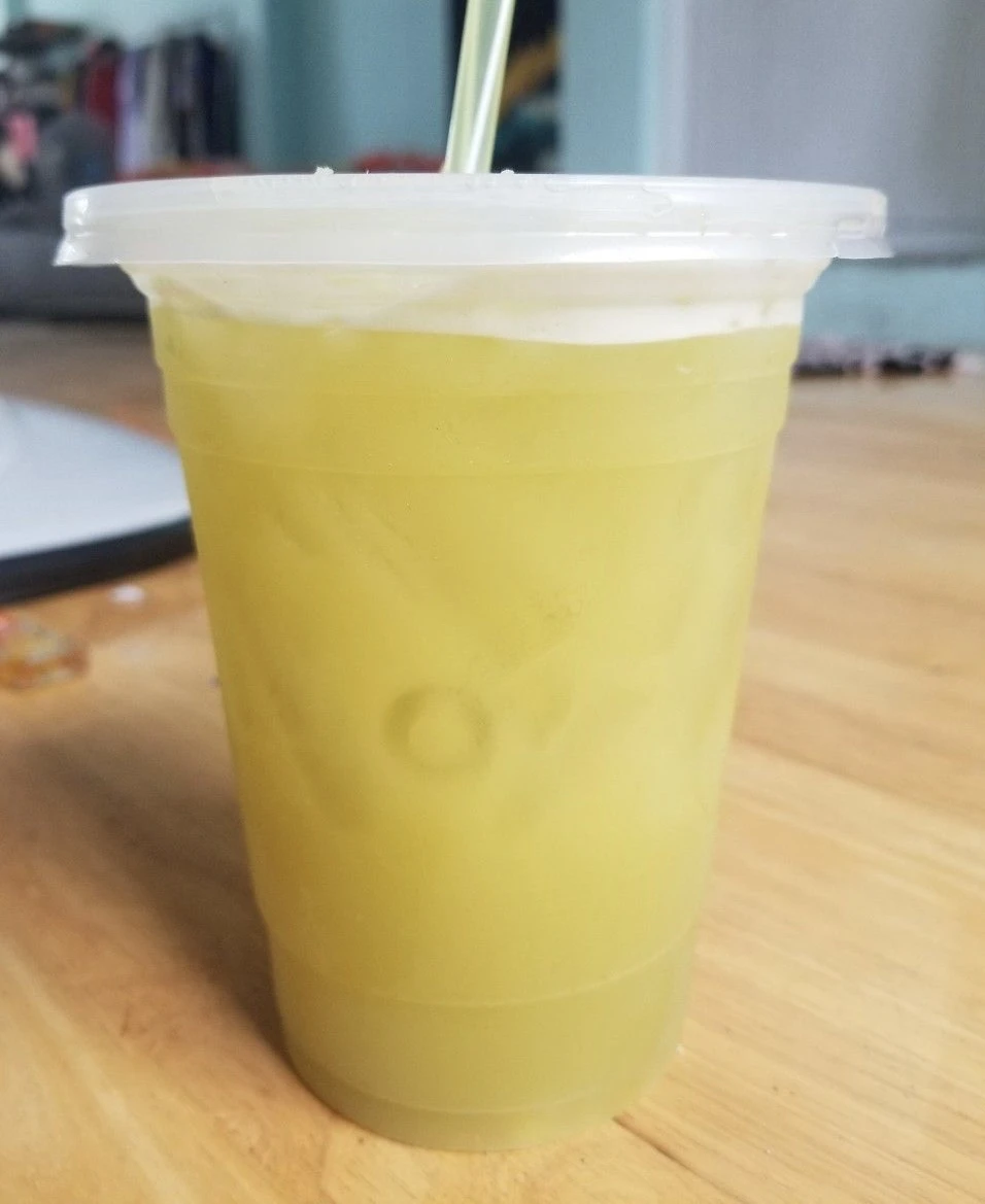 Uống nước mía giúp tăng cường khả năng miễn dịch, hỗ trợ xương chắc khỏe và giữ cho thận khỏe mạnh bằng cách giảm viêm cơ thể. Ảnh: PHƯƠNG LÊ.