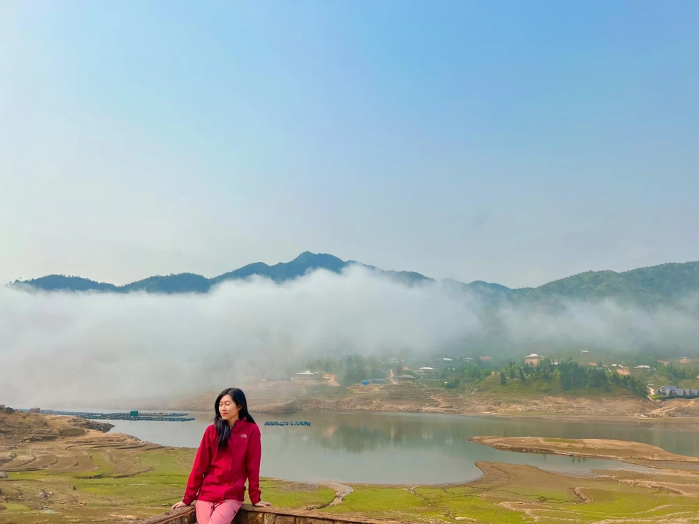 Du khách check bên hồ nước ở thôn Séo Mý Tỷ. Ảnh: NGUYỆT HÀ. Du khách check bên hồ nước ở thôn Séo Mý Tỷ. Ảnh: NGUYỆT HÀ.