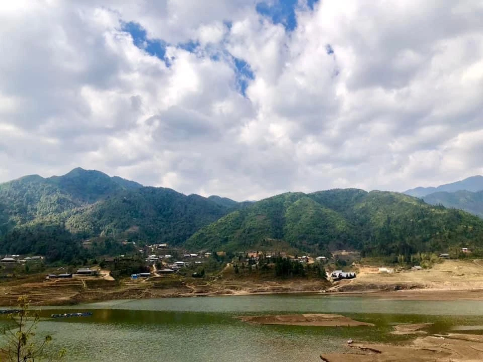 Thôn Séo Mý Tỷ được ví như một ốc đảo giữa cao nguyên Tây Bắc. Ảnh: NGUYỆT HÀ. Thôn Séo Mý Tỷ được ví như một ốc đảo giữa cao nguyên Tây Bắc. Ảnh: NGUYỆT HÀ.