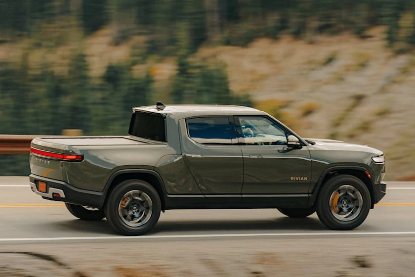Rivian R1T giá bắt đầu 75.000 USD. Ảnh: Carbuzz. Rivian R1T giá bắt đầu 75.000 USD. Ảnh: Carbuzz.