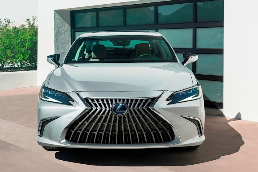 Lexus ES 300h 2023. Ảnh: Carbuzz.