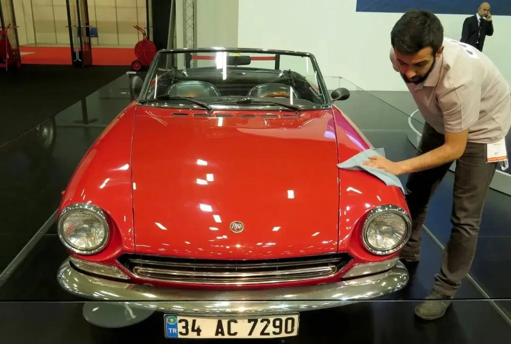 Sử dụng nhiều khăn trong suốt quá trình rửa. Ảnh: Motorbiscuit.