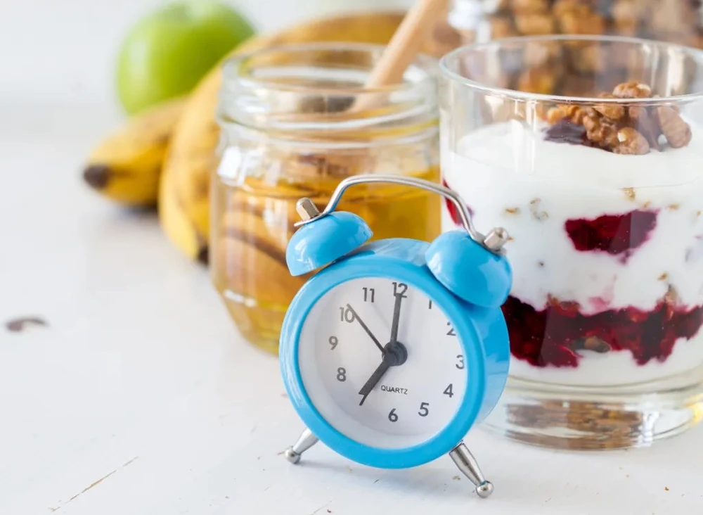 Ăn sáng vào cùng một thời điểm mỗi ngày. Ảnh: Shutterstock.