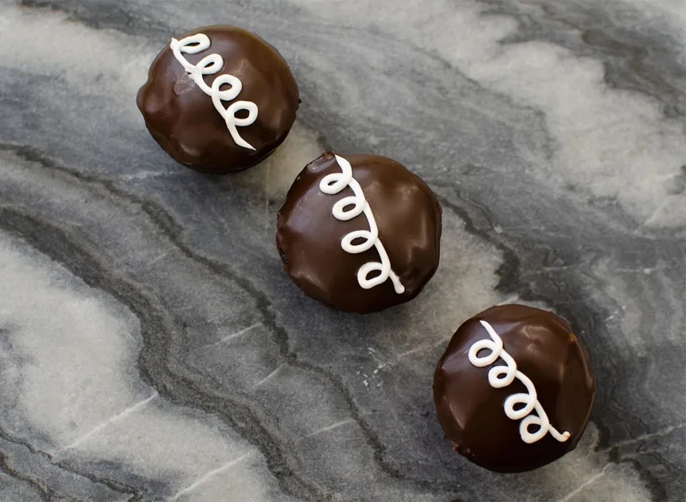 Loại bánh này chứa nhiều đường, chất béo, chất bảo quản không tốt cho đường ruột. Ảnh: Shutterstock.