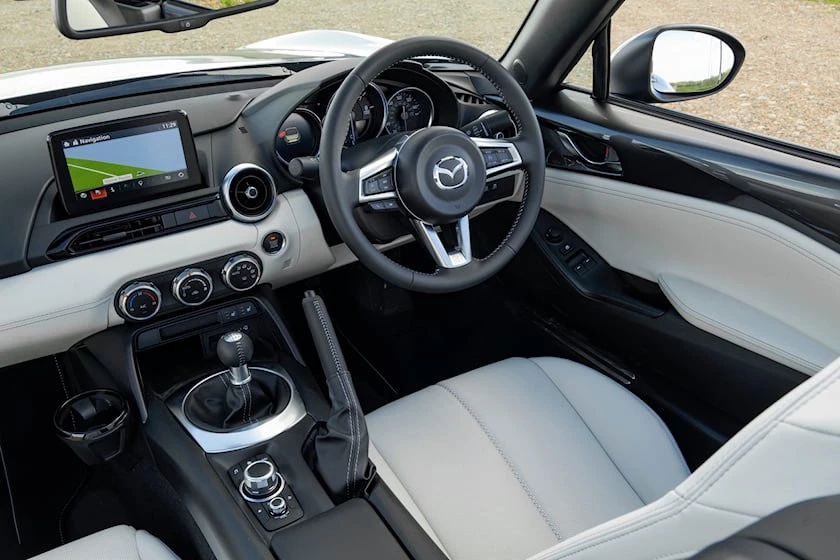 Chiếc xe này được bổ sung một cabin sang trọng hơn. Ảnh: Carbuzz. Chiếc xe này được bổ sung một cabin sang trọng hơn. Ảnh: Carbuzz.