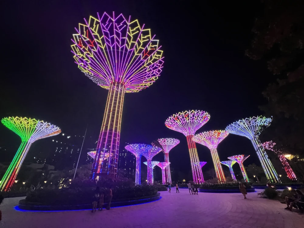 Công viên ánh sáng Vinhomes Grand Park. Ảnh: PHƯƠNG LÊ