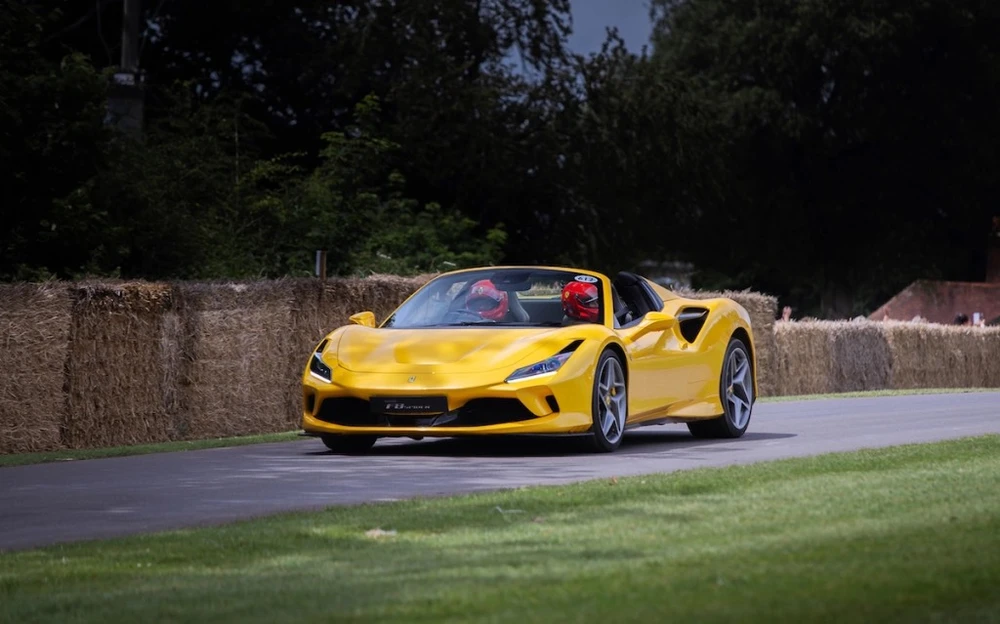 Ferrari F8 Spider 2023 đạt tốc độ 211 dặm/giờ (338 km/h). Ảnh: Motorbiscuit.