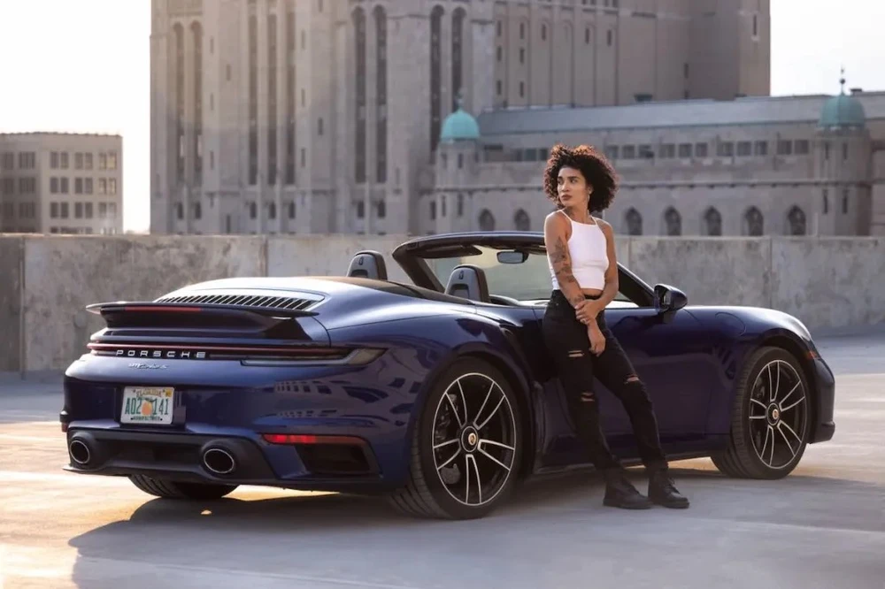 Porsche 911 Turbo S Cabriolet 2023 đạt tốc độ 205 dặm/giờ (328 km/h). Ảnh: Motorbiscuit.