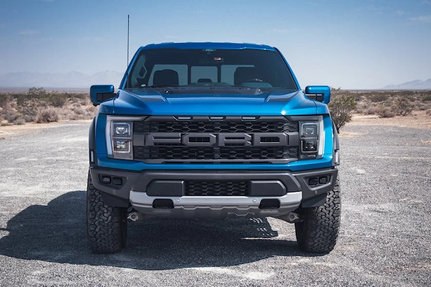 Ford F-150 Raptor đạt tốc độ 60 dặm/giờ (96 km/h) trong 5,3 giây. Ảnh: Carbuzz.