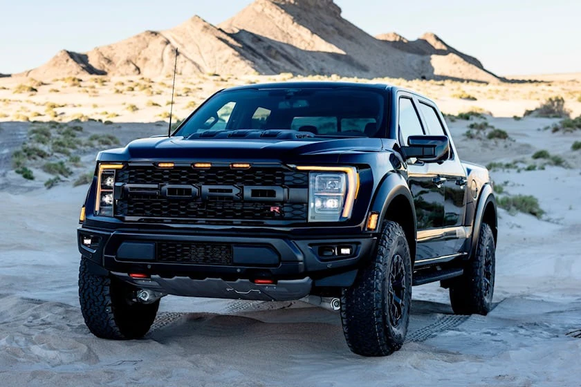 Ford F-150 Raptor R tăng tốc 0-60 dặm/giờ (96 km/h) là 4,4 giây. Ảnh: Carbuzz.