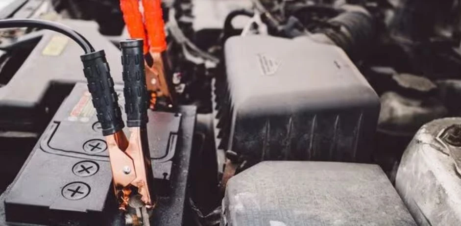 Điều đầu tiên bạn nên làm là thử bật đèn pha. Ảnh: Motorbiscuit.