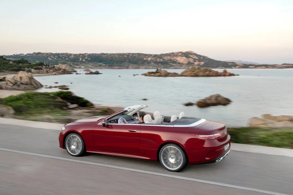 Mercedes-Benz E-Class Cabriolet 2023 là chiếc xe mui trần dành cho những chuyến đi đường dài. Ảnh: Motorbiscuit.
