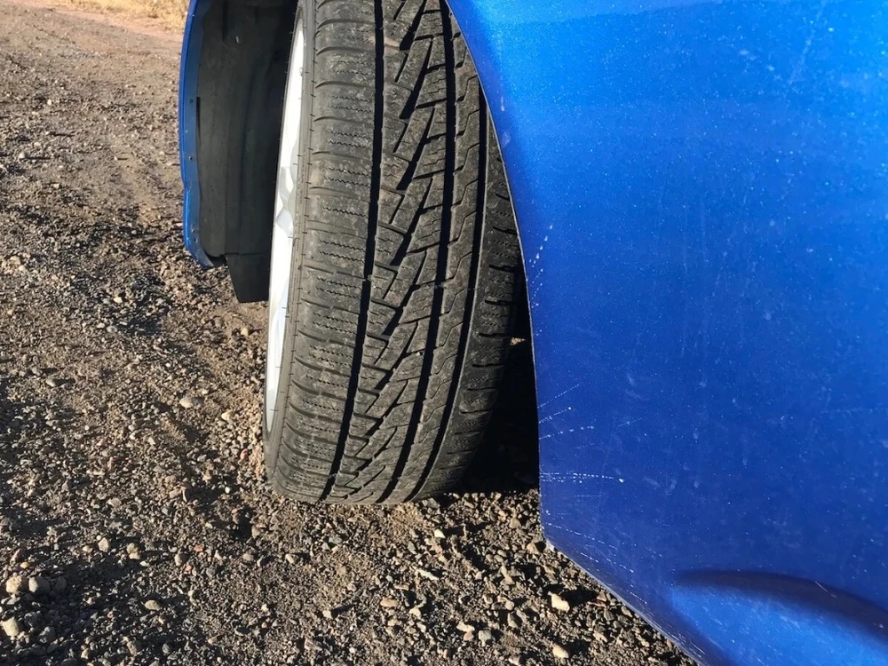 Lốp xe lớn hơn có phần tiếp xúc với mặt đất lớn hơn, tạo ra nhiều lực cản lăn hơn. Ảnh: Motorbiscuit.