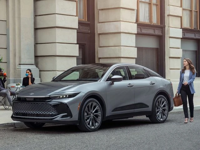 Toyota Crown 2023 có giá 41.045 USD. Ảnh: Motorbiscuit.