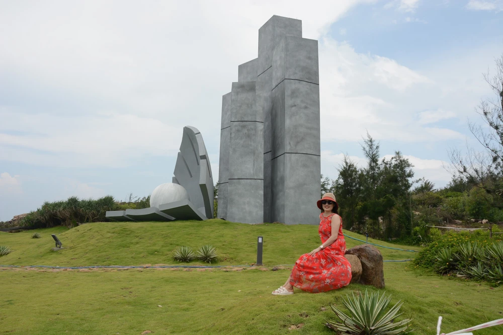 Đến với xứ Nẫu Phú Yên, du khách sẽ được đắm chìm giữa biển trời bình yên, tĩnh lặng đầy mê hoặc. Ảnh: SONG ANH.