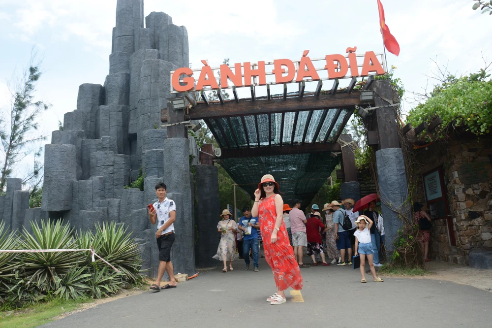 Du khách lưu lại khoảnh khắc tại Gành Đá Đĩa. Ảnh: SONG ANH.
