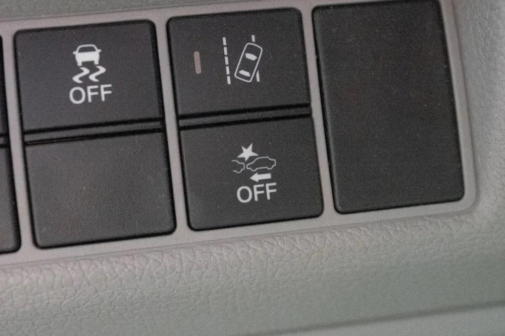 Các nút tính năng hỗ trợ người lái. Ảnh: Motorbiscuit.