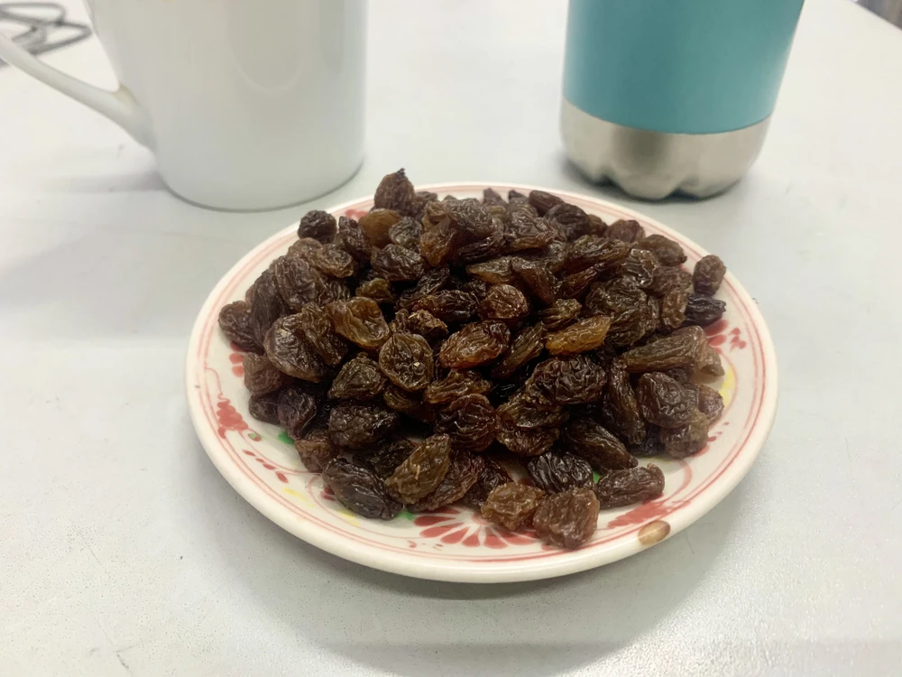 Nho khô đen chứa chất chống oxy hóa tự nhiên tốt cho da và tóc. Ảnh: PHƯƠNG LÊ.