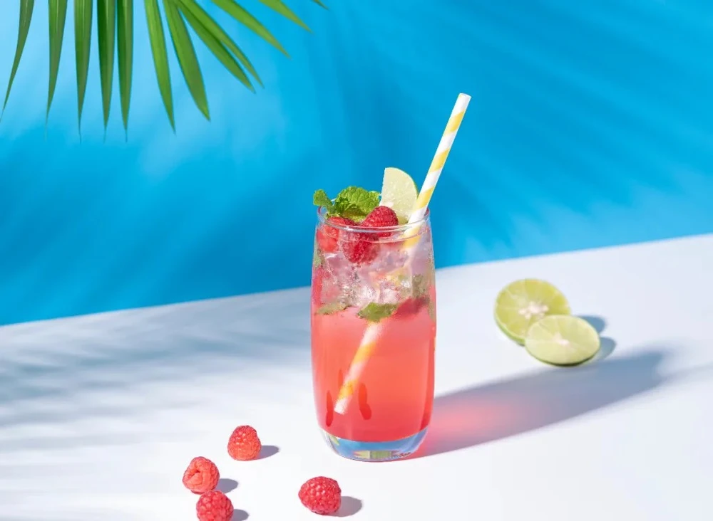 Nước chanh, gừng, mâm xôi sẽ giúp bạn đẩy lùi mọi cảm giác thèm ăn. Ảnh: Shutterstock.