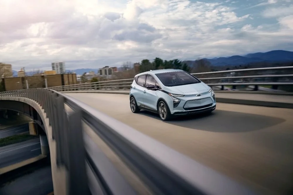 Chevy Bolt là một chiếc xe điện đang nổi lên vào năm 2023. Ảnh: Motorbiscuit.