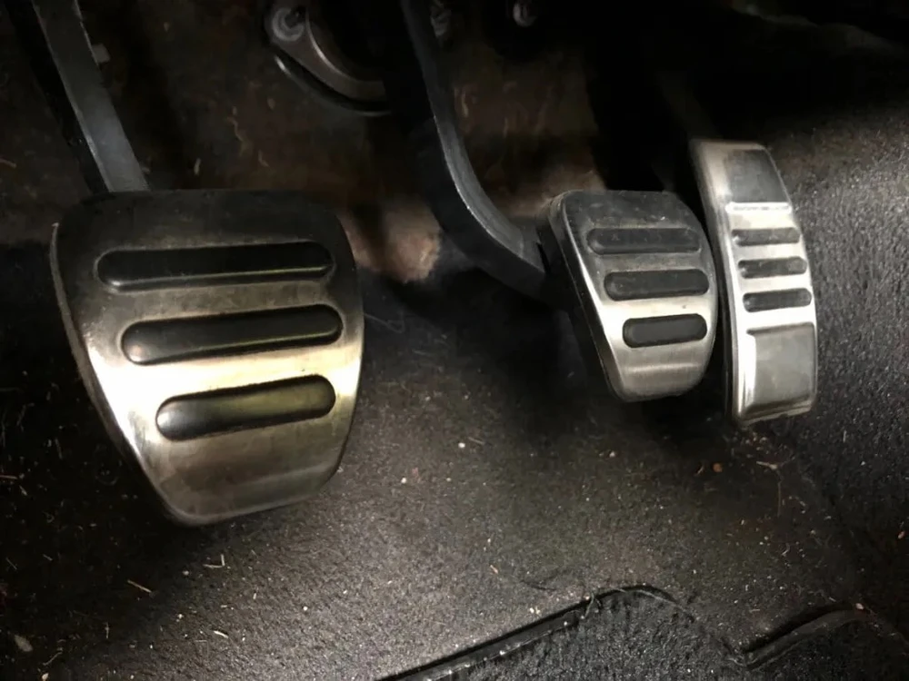 Ba bàn đạp trong Ford Mustang Bullitt 2008. Ảnh: Motorbiscuit.