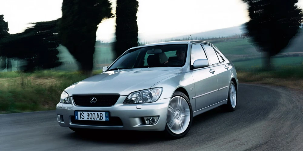 Lexus IS300 có giá 335 triệu đồng. Ảnh: Hotcars. Lexus IS300 có giá 335 triệu đồng. Ảnh: Hotcars.