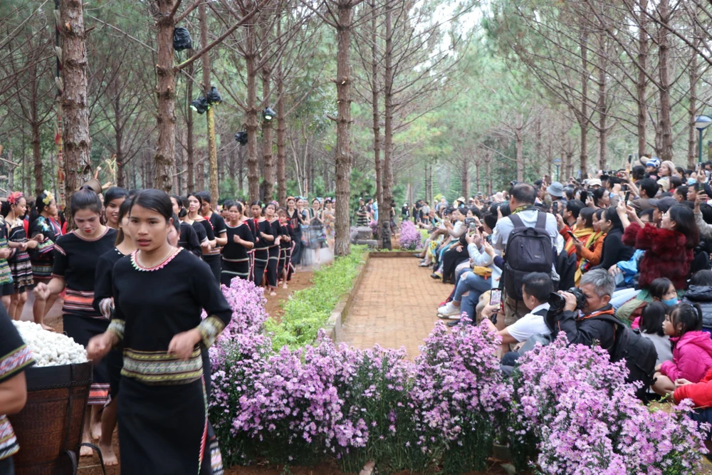 Đến Măng Đen không chỉ được chiêm ngưỡng phong cảnh mà còn được trải nghiệm văn hóa ấn tượng. Ảnh: XUÂN DƯ.